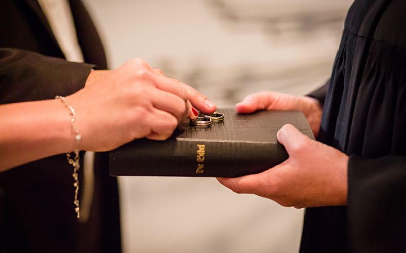 Trauringe auf einer Bibel
